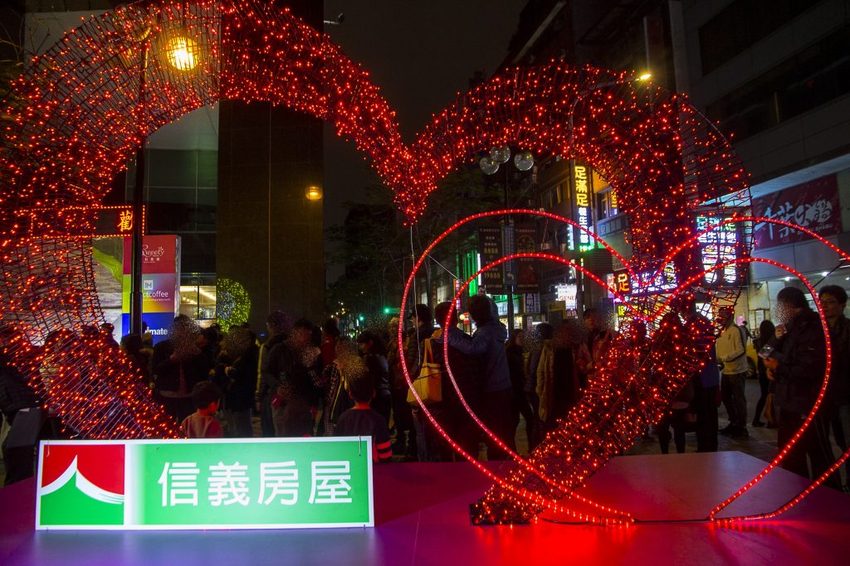 【玩樂．台北】2019台北燈節／台北台北亮晶晶～燈會攻略看這裡，「百變豬寶亮晶晶」和「搖擺北門光雕秀」2大亮點必看