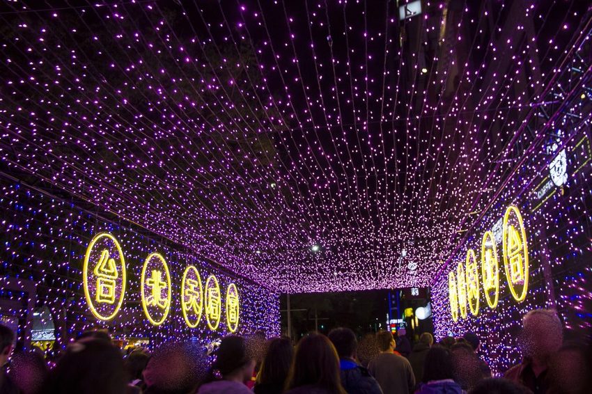 【玩樂．台北】2019台北燈節／台北台北亮晶晶～燈會攻略看這裡，「百變豬寶亮晶晶」和「搖擺北門光雕秀」2大亮點必看