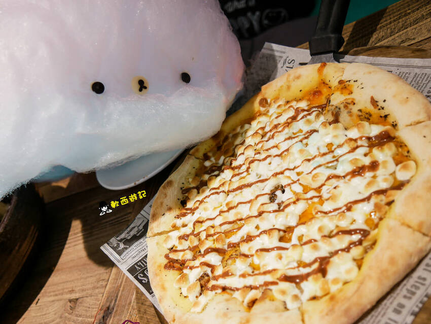 高雄巨蛋站美食》雛菊鬆餅●浮誇巨大羊咩咩棉花糖彩虹氣球PIZZA! 超Q客製化鬆餅 季節限定草莓鬆餅 熱門高雄IG打卡餐廳 高雄美食/高雄餐廳 - 軟西，遊記