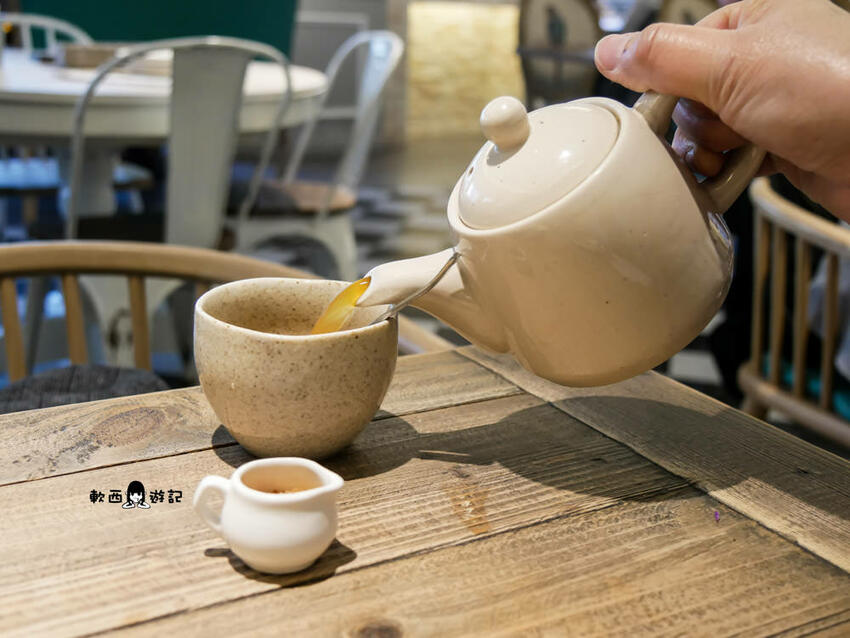 高雄巨蛋站美食》雛菊鬆餅●浮誇巨大羊咩咩棉花糖彩虹氣球PIZZA! 超Q客製化鬆餅 季節限定草莓鬆餅 熱門高雄IG打卡餐廳 高雄美食/高雄餐廳 - 軟西，遊記