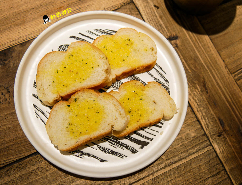 高雄巨蛋站美食》雛菊鬆餅●浮誇巨大羊咩咩棉花糖彩虹氣球PIZZA! 超Q客製化鬆餅 季節限定草莓鬆餅 熱門高雄IG打卡餐廳 高雄美食/高雄餐廳 - 軟西，遊記