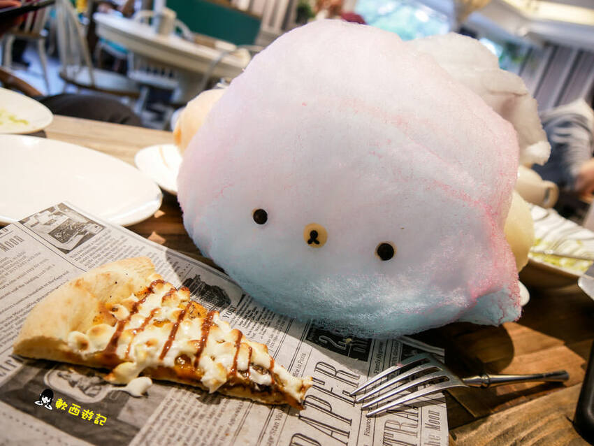 高雄巨蛋站美食》雛菊鬆餅●浮誇巨大羊咩咩棉花糖彩虹氣球PIZZA! 超Q客製化鬆餅 季節限定草莓鬆餅 熱門高雄IG打卡餐廳 高雄美食/高雄餐廳 - 軟西，遊記