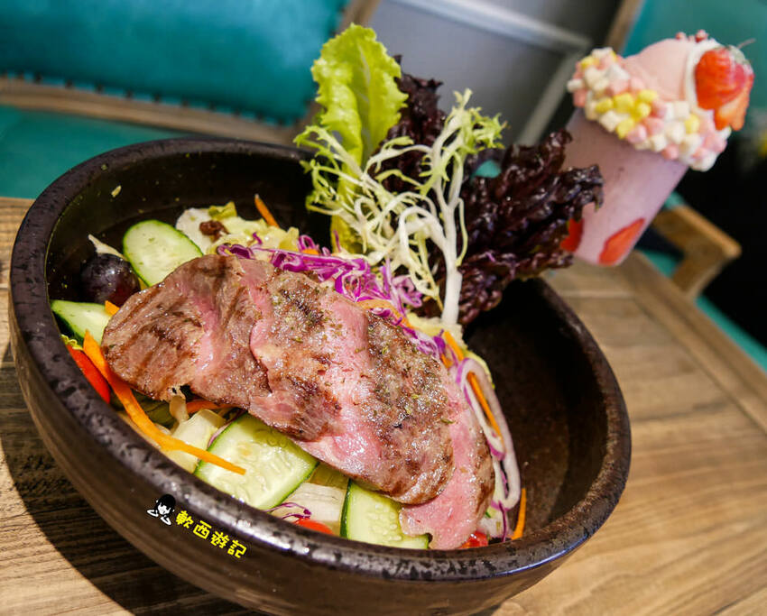 高雄巨蛋站美食》雛菊鬆餅●浮誇巨大羊咩咩棉花糖彩虹氣球PIZZA! 超Q客製化鬆餅 季節限定草莓鬆餅 熱門高雄IG打卡餐廳 高雄美食/高雄餐廳 - 軟西，遊記