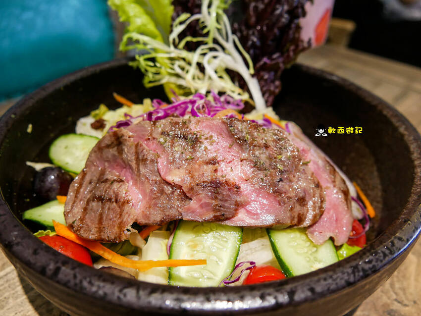 高雄巨蛋站美食》雛菊鬆餅●浮誇巨大羊咩咩棉花糖彩虹氣球PIZZA! 超Q客製化鬆餅 季節限定草莓鬆餅 熱門高雄IG打卡餐廳 高雄美食/高雄餐廳 - 軟西，遊記