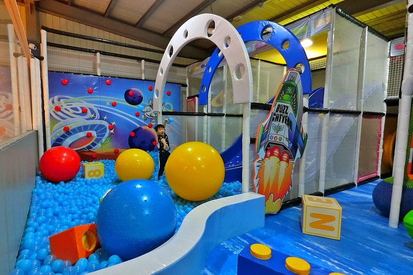 台中全新開幕宇宙親子餐廳-咱們小時ㄏㄡˋ，室內外遊樂設施兼具～還有魔術表演超吸睛！