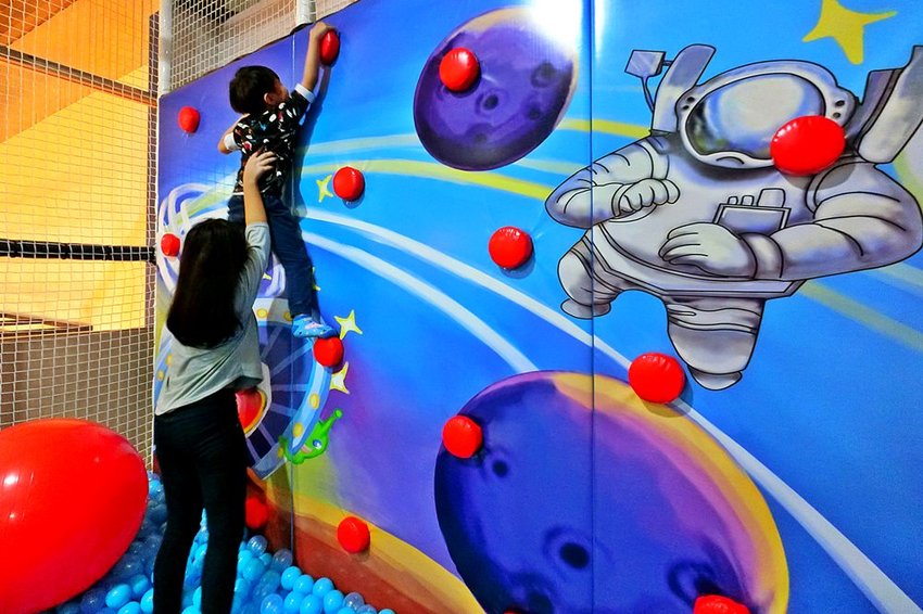 台中全新開幕宇宙親子餐廳-咱們小時ㄏㄡˋ，室內外遊樂設施兼具～還有魔術表演超吸睛！