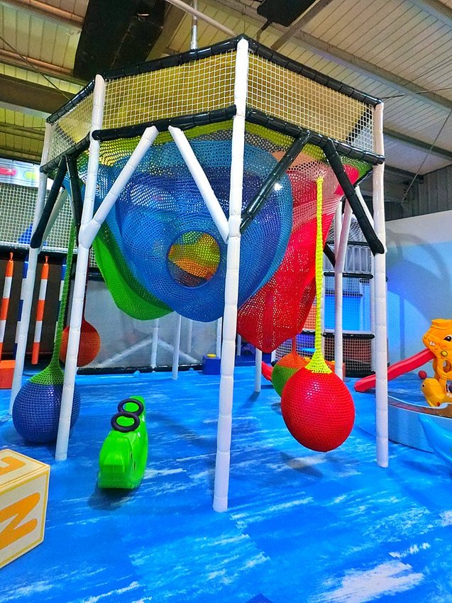 台中全新開幕宇宙親子餐廳-咱們小時ㄏㄡˋ，室內外遊樂設施兼具～還有魔術表演超吸睛！