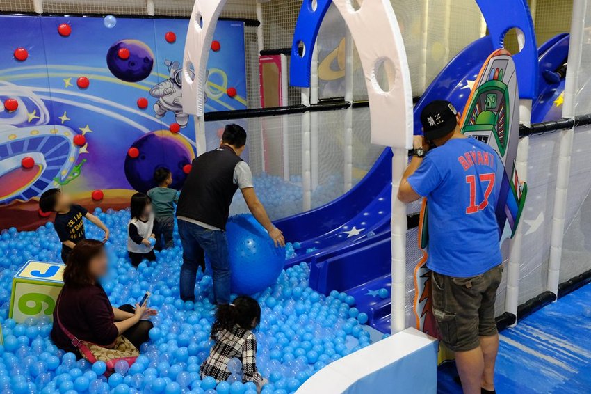台中全新開幕宇宙親子餐廳-咱們小時ㄏㄡˋ，室內外遊樂設施兼具～還有魔術表演超吸睛！