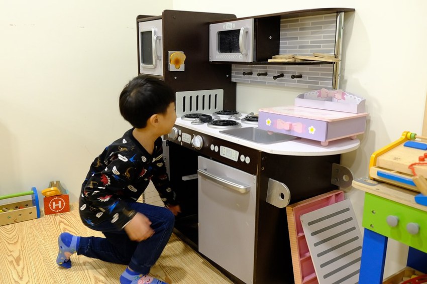 台中全新開幕宇宙親子餐廳-咱們小時ㄏㄡˋ，室內外遊樂設施兼具～還有魔術表演超吸睛！