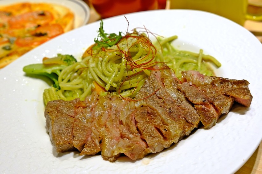 台中全新開幕宇宙親子餐廳-咱們小時ㄏㄡˋ，室內外遊樂設施兼具～還有魔術表演超吸睛！