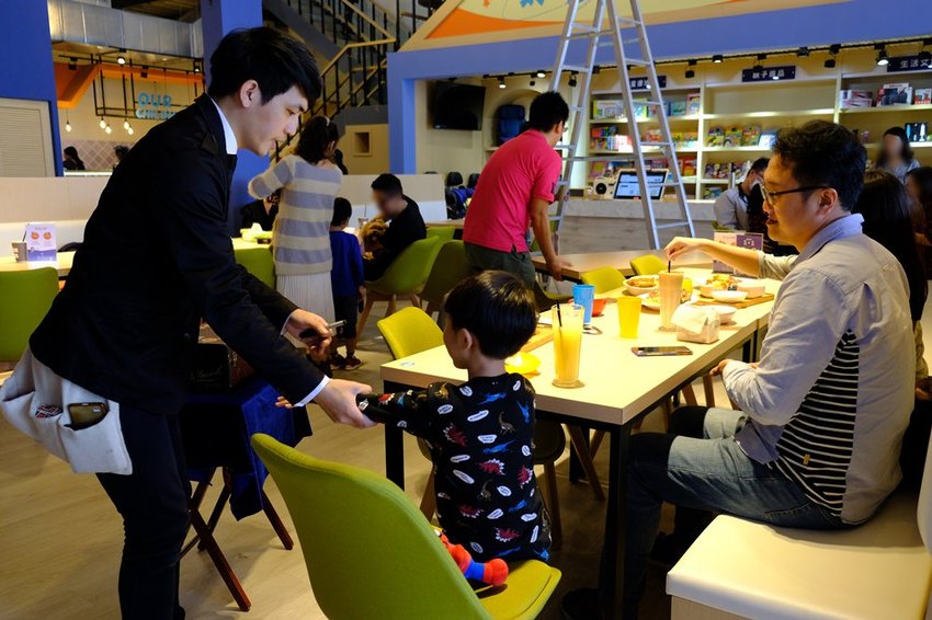 台中全新開幕宇宙親子餐廳-咱們小時ㄏㄡˋ，室內外遊樂設施兼具～還有魔術表演超吸睛！