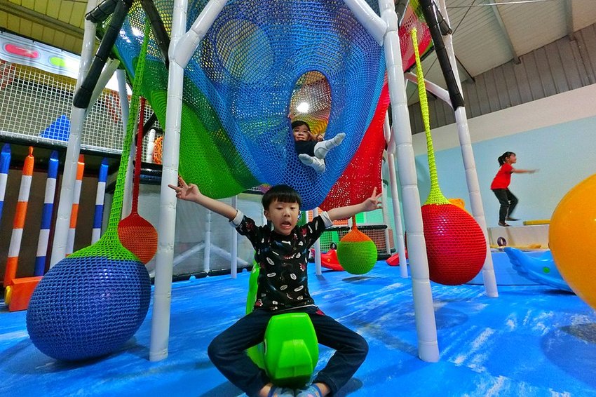 台中全新開幕宇宙親子餐廳-咱們小時ㄏㄡˋ，室內外遊樂設施兼具～還有魔術表演超吸睛！