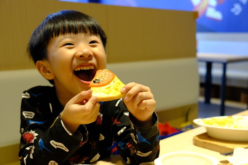 台中全新開幕宇宙親子餐廳-咱們小時ㄏㄡˋ，室內外遊樂設施兼具～還有魔術表演超吸睛！