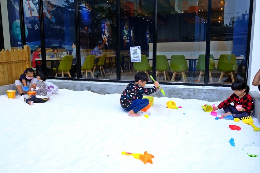 台中全新開幕宇宙親子餐廳-咱們小時ㄏㄡˋ，室內外遊樂設施兼具～還有魔術表演超吸睛！