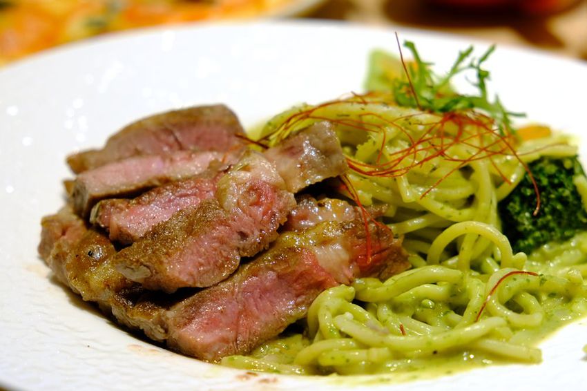 台中全新開幕宇宙親子餐廳-咱們小時ㄏㄡˋ，室內外遊樂設施兼具～還有魔術表演超吸睛！