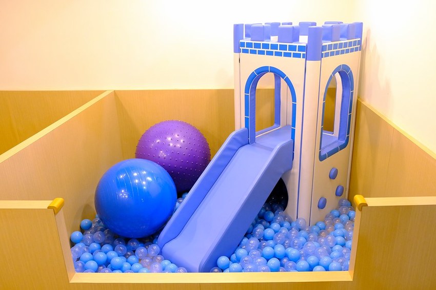 台中全新開幕宇宙親子餐廳-咱們小時ㄏㄡˋ，室內外遊樂設施兼具～還有魔術表演超吸睛！