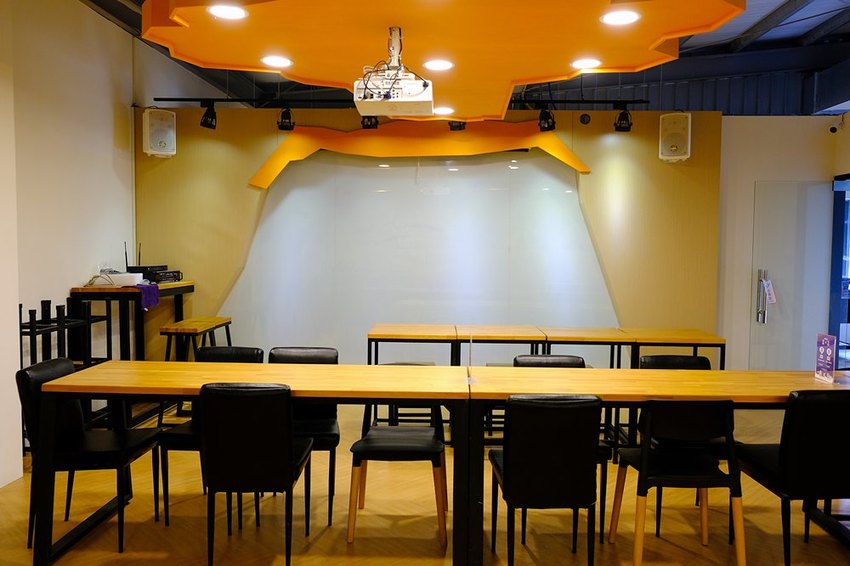 台中全新開幕宇宙親子餐廳-咱們小時ㄏㄡˋ，室內外遊樂設施兼具～還有魔術表演超吸睛！