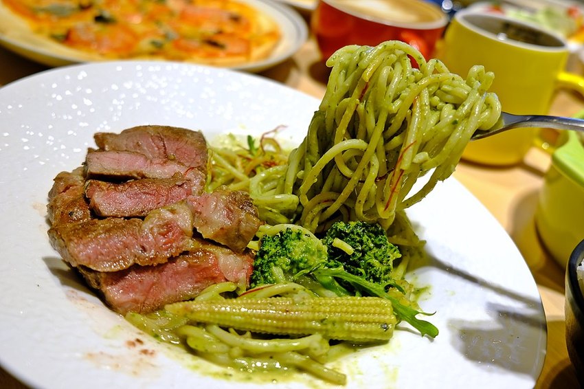 台中全新開幕宇宙親子餐廳-咱們小時ㄏㄡˋ，室內外遊樂設施兼具～還有魔術表演超吸睛！