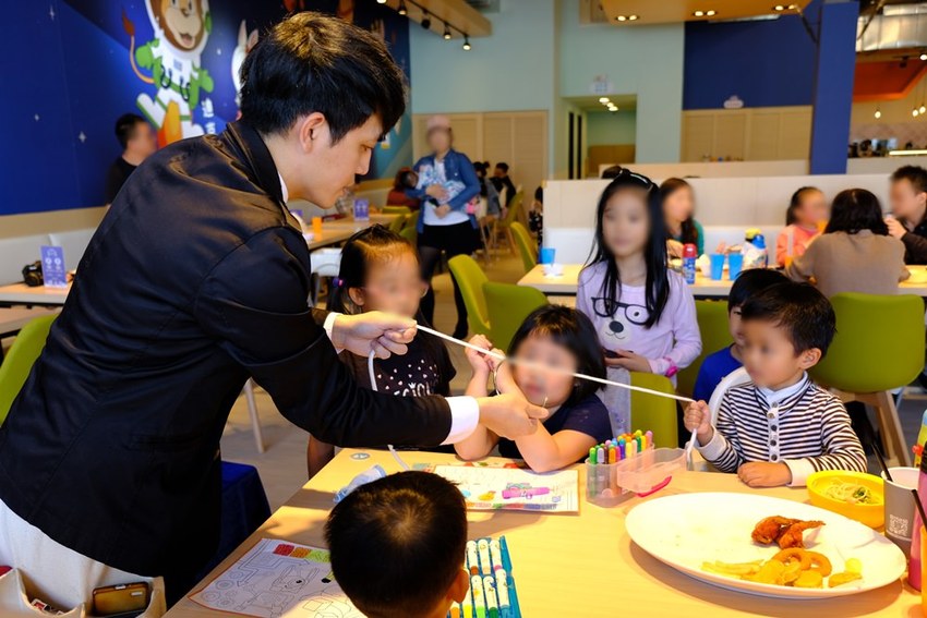 台中全新開幕宇宙親子餐廳-咱們小時ㄏㄡˋ，室內外遊樂設施兼具～還有魔術表演超吸睛！
