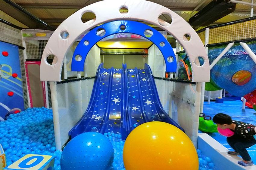 台中全新開幕宇宙親子餐廳-咱們小時ㄏㄡˋ，室內外遊樂設施兼具～還有魔術表演超吸睛！