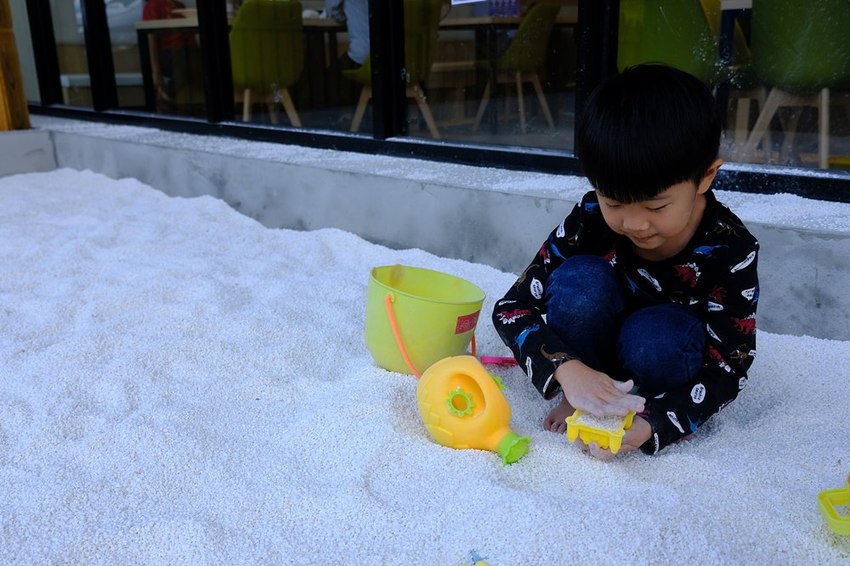 台中全新開幕宇宙親子餐廳-咱們小時ㄏㄡˋ，室內外遊樂設施兼具～還有魔術表演超吸睛！