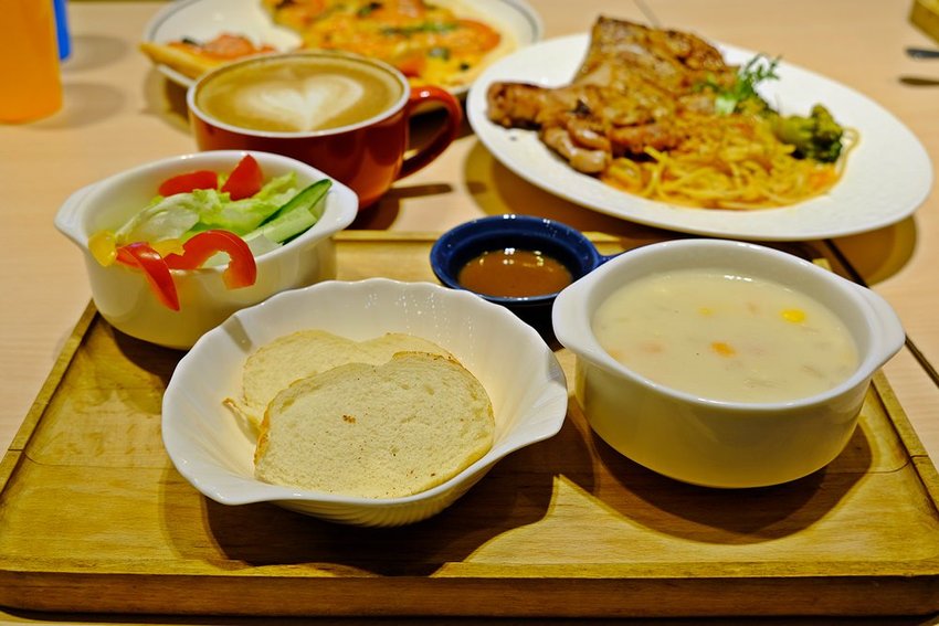 台中全新開幕宇宙親子餐廳-咱們小時ㄏㄡˋ，室內外遊樂設施兼具～還有魔術表演超吸睛！