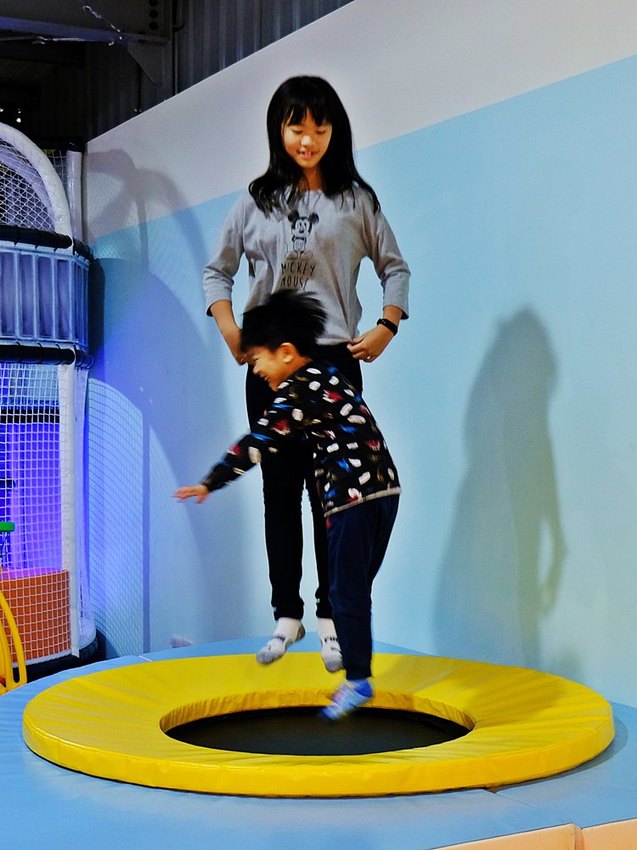 台中全新開幕宇宙親子餐廳-咱們小時ㄏㄡˋ，室內外遊樂設施兼具～還有魔術表演超吸睛！