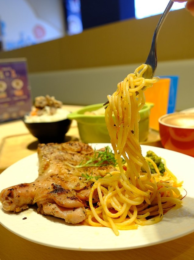 台中全新開幕宇宙親子餐廳-咱們小時ㄏㄡˋ，室內外遊樂設施兼具～還有魔術表演超吸睛！