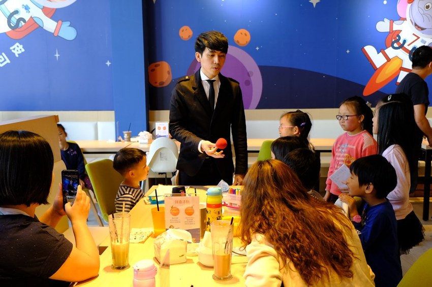 台中全新開幕宇宙親子餐廳-咱們小時ㄏㄡˋ，室內外遊樂設施兼具～還有魔術表演超吸睛！