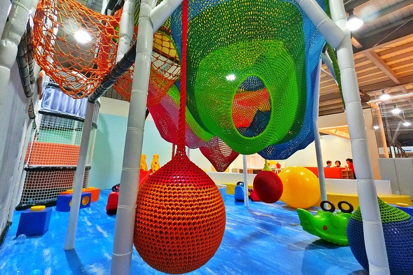 台中全新開幕宇宙親子餐廳-咱們小時ㄏㄡˋ，室內外遊樂設施兼具～還有魔術表演超吸睛！