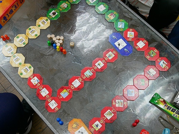 貳家桌遊:貳家桌遊-台北火車站中正桌遊店 提供包場地租借 如果要和朋友或家人聚聚 除了吃還能做什麼?