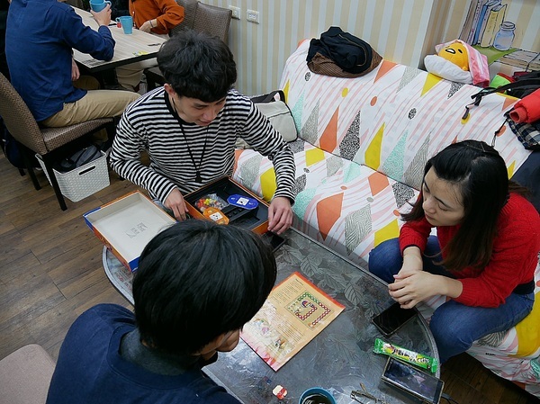 貳家桌遊:貳家桌遊-台北火車站中正桌遊店 提供包場地租借 如果要和朋友或家人聚聚 除了吃還能做什麼?