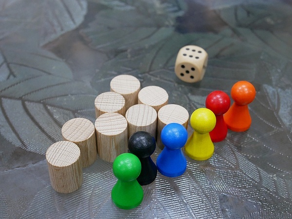 貳家桌遊:貳家桌遊-台北火車站中正桌遊店 提供包場地租借 如果要和朋友或家人聚聚 除了吃還能做什麼?