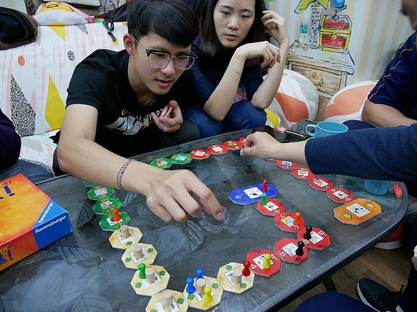 貳家桌遊:貳家桌遊-台北火車站中正桌遊店 提供包場地租借 如果要和朋友或家人聚聚 除了吃還能做什麼?