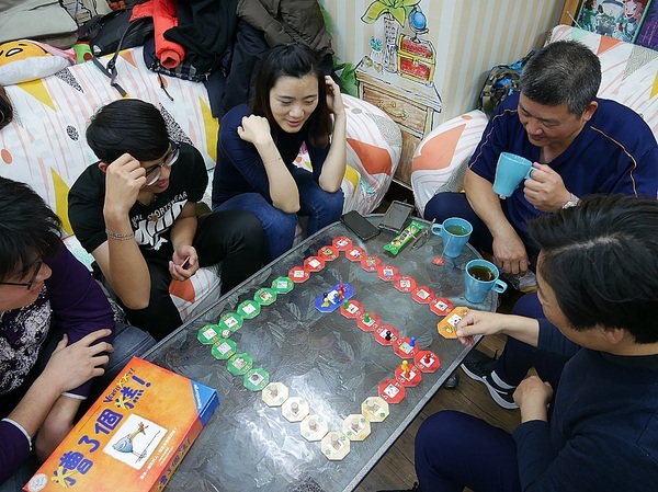 貳家桌遊:貳家桌遊-台北火車站中正桌遊店 提供包場地租借 如果要和朋友或家人聚聚 除了吃還能做什麼?