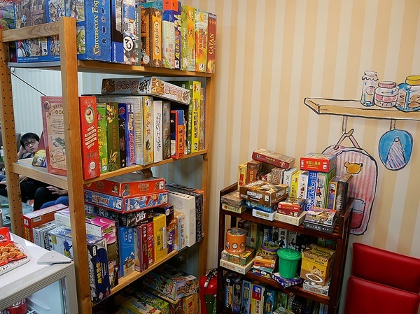 貳家桌遊:貳家桌遊-台北火車站中正桌遊店 提供包場地租借 如果要和朋友或家人聚聚 除了吃還能做什麼?