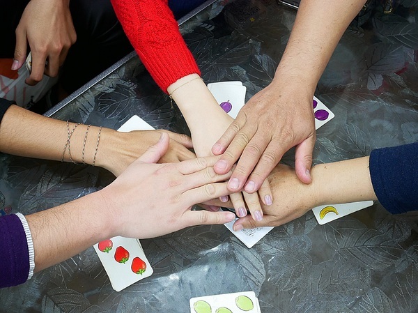 貳家桌遊:貳家桌遊-台北火車站中正桌遊店 提供包場地租借 如果要和朋友或家人聚聚 除了吃還能做什麼?