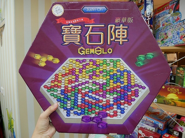 貳家桌遊:貳家桌遊-台北火車站中正桌遊店 提供包場地租借 如果要和朋友或家人聚聚 除了吃還能做什麼?