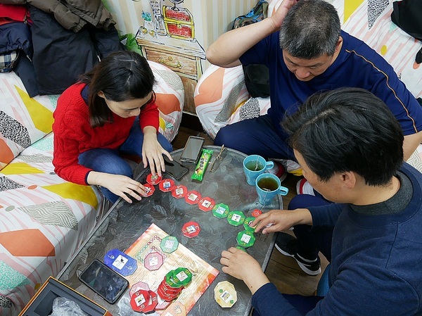 貳家桌遊:貳家桌遊-台北火車站中正桌遊店 提供包場地租借 如果要和朋友或家人聚聚 除了吃還能做什麼?