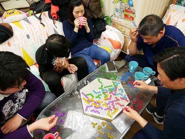 貳家桌遊:貳家桌遊-台北火車站中正桌遊店 提供包場地租借 如果要和朋友或家人聚聚 除了吃還能做什麼?