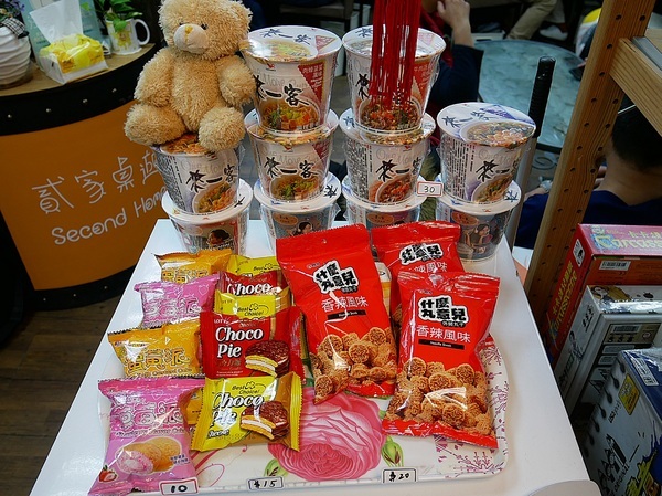 貳家桌遊:貳家桌遊-台北火車站中正桌遊店 提供包場地租借 如果要和朋友或家人聚聚 除了吃還能做什麼?