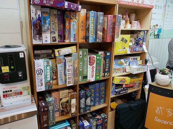 貳家桌遊:貳家桌遊-台北火車站中正桌遊店 提供包場地租借 如果要和朋友或家人聚聚 除了吃還能做什麼?