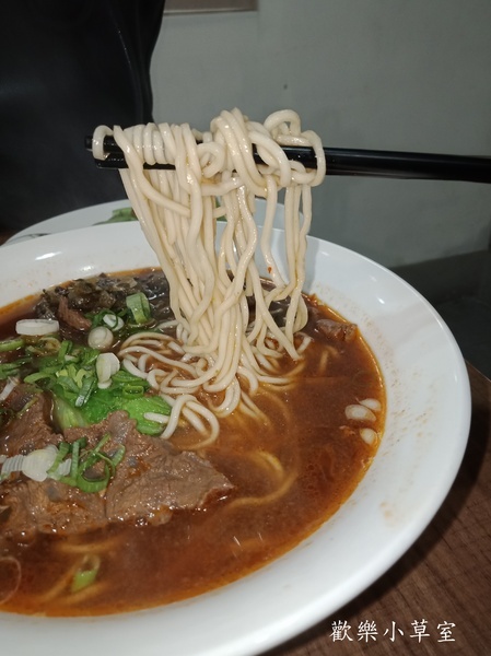 牛廚:【台北士林美食】牛廚牛肉麵,交通方便,湯頭好喝@士林捷運站