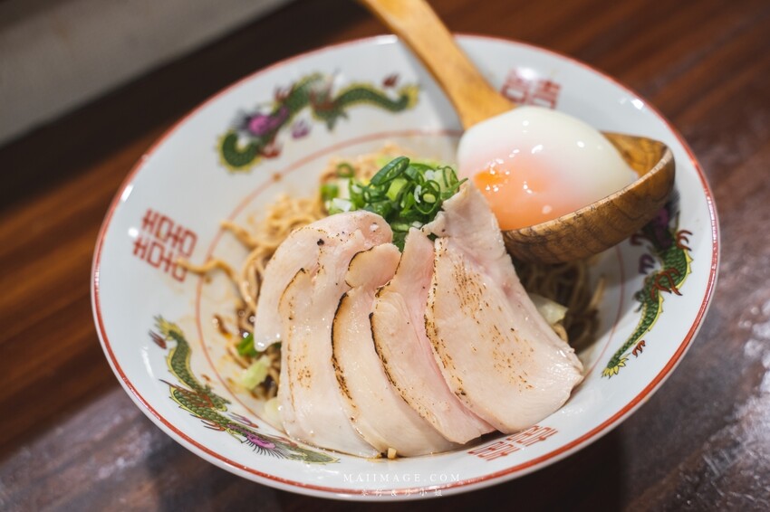 萬華美食|濟善老麵~老宅裡吃拉麵超有fu,一碗雞湯拉麵三種享受,老闆還會招待你一杯shot、捷運龍山寺站美