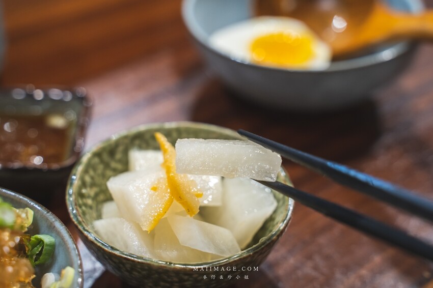 萬華美食|濟善老麵~老宅裡吃拉麵超有fu,一碗雞湯拉麵三種享受,老闆還會招待你一杯shot、捷運龍山寺站美