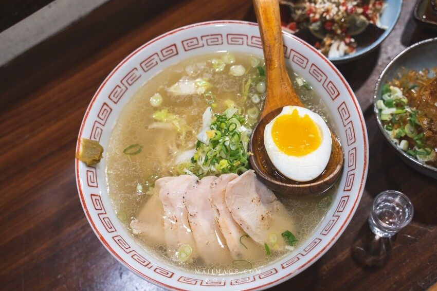 萬華美食|濟善老麵~老宅裡吃拉麵超有fu,一碗雞湯拉麵三種享受,老闆還會招待你一杯shot、捷運龍山寺站美