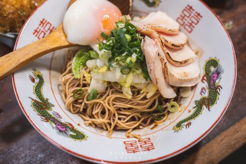 萬華美食|濟善老麵~老宅裡吃拉麵超有fu,一碗雞湯拉麵三種享受,老闆還會招待你一杯shot、捷運龍山寺站美