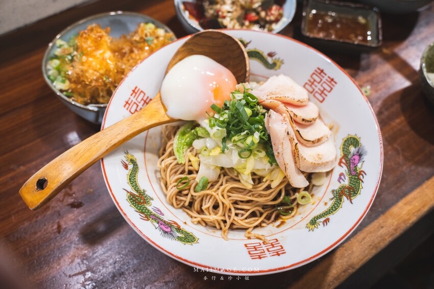 萬華美食|濟善老麵~老宅裡吃拉麵超有fu,一碗雞湯拉麵三種享受,老闆還會招待你一杯shot、捷運龍山寺站美