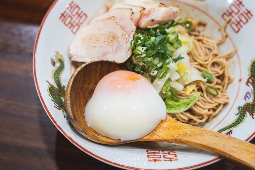 萬華美食|濟善老麵~老宅裡吃拉麵超有fu,一碗雞湯拉麵三種享受,老闆還會招待你一杯shot、捷運龍山寺站美