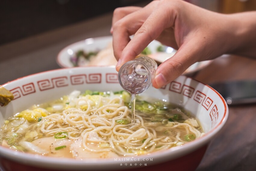 萬華美食|濟善老麵~老宅裡吃拉麵超有fu,一碗雞湯拉麵三種享受,老闆還會招待你一杯shot、捷運龍山寺站美